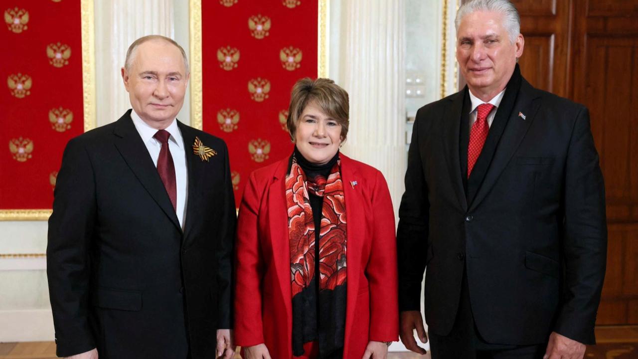 Vladimir Putin junto a Miguel Díaz-Canel y Lis Cuesta.