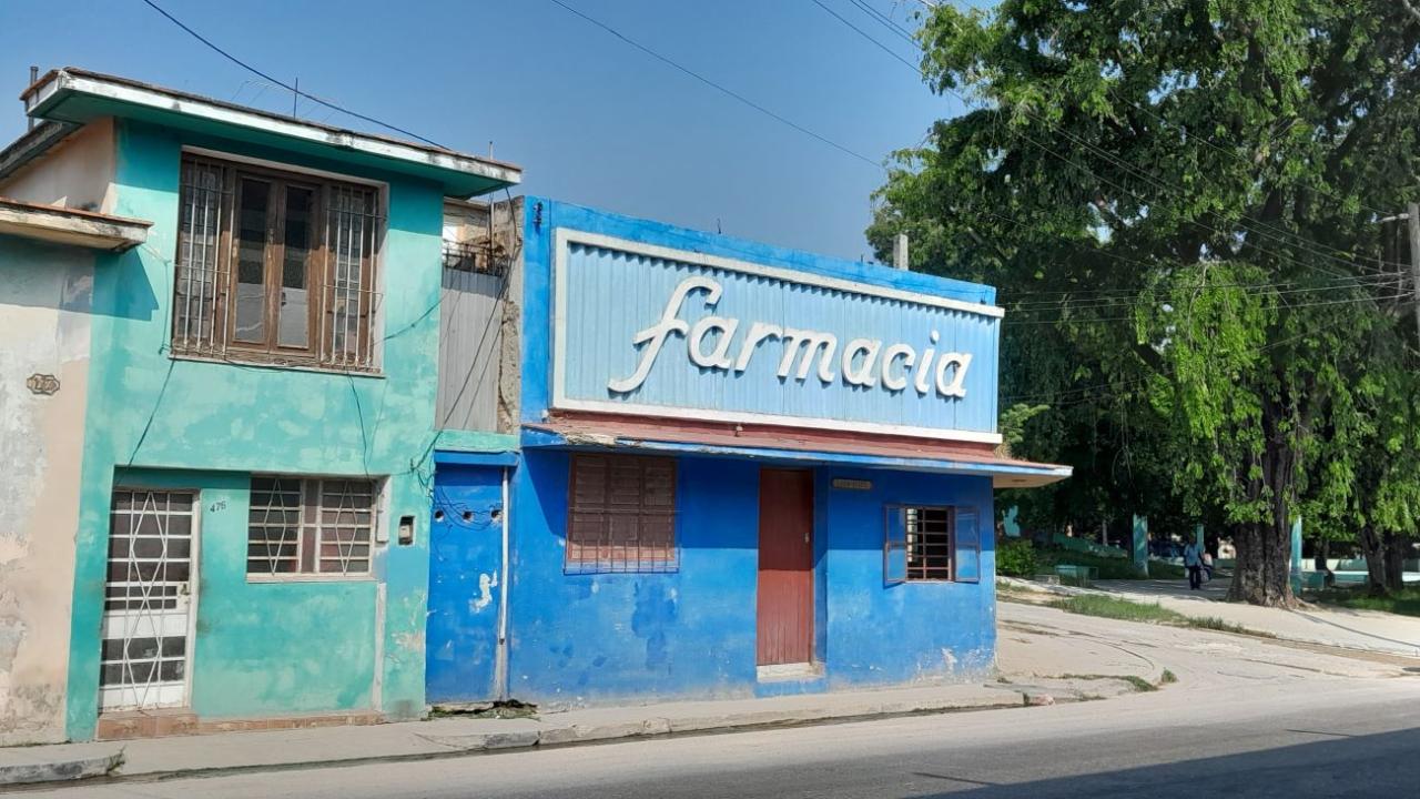 Una farmacia en La Habana.