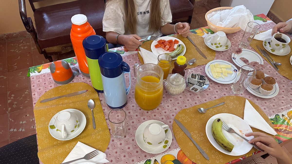 Turistas rusos desayunando en una casa de renta en Cuba.
