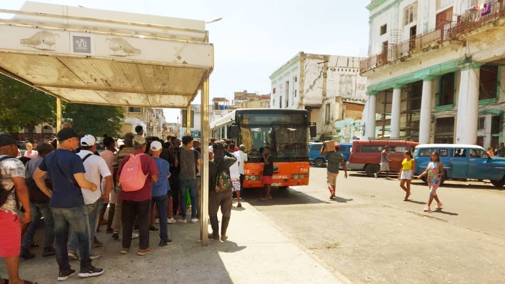 Cubanos esperando una guagua en una parada de La Habana.