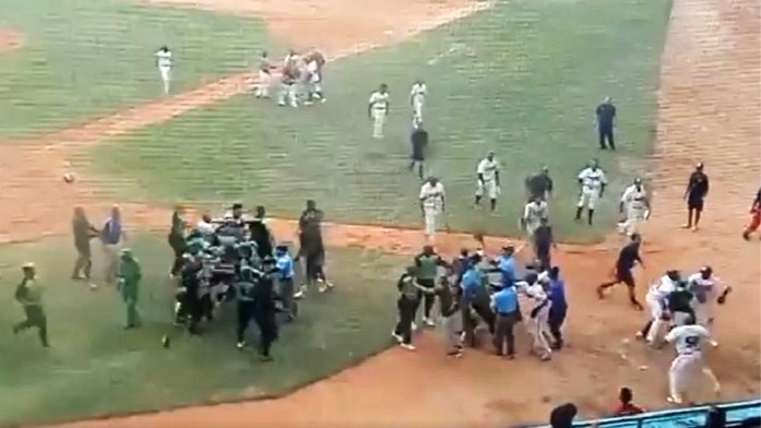Momento del incidente en el estadio de Cienfuegos.