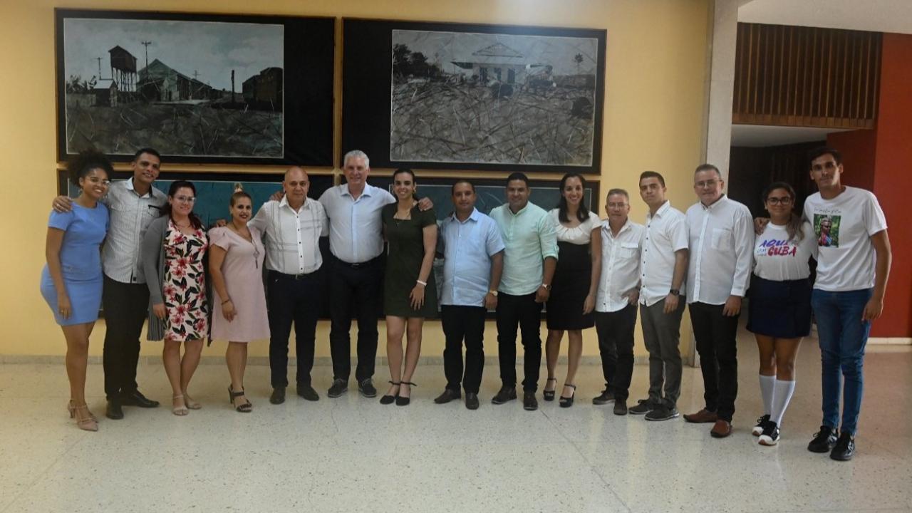 Dirigentes de la UJC y de otras organizaciones con Díaz-Canel.