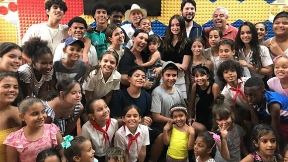 Ana de Armas y su novio junto al grupo de teatro infantil La Colmenita.
