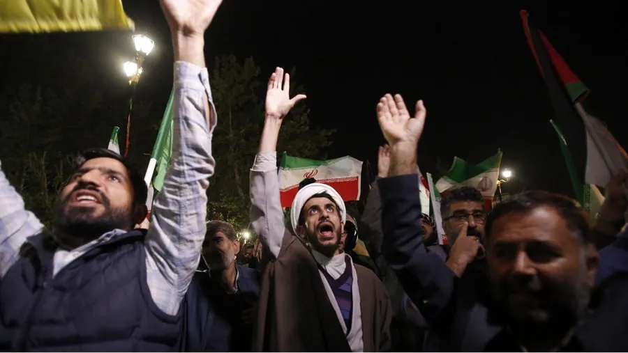 Iraníes celebran los ataques contra Israel.