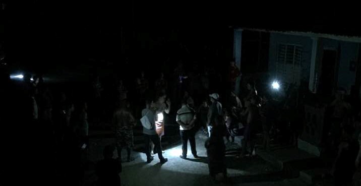 Autoridades locales en el lugar de las protestas en Nuevitas.