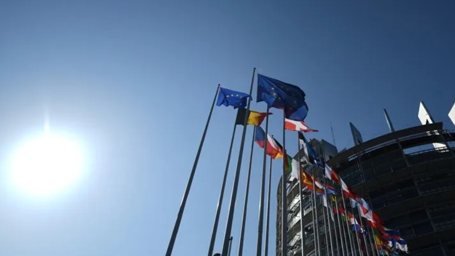 Banderas en el exterior del Parlamento Europeo.