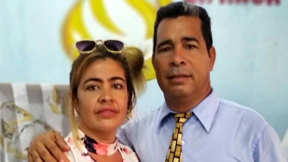 El pastor evangélico y preso político Lorenzo Rosales Fajardo junto a su esposa, Maridilegnis Carballo.