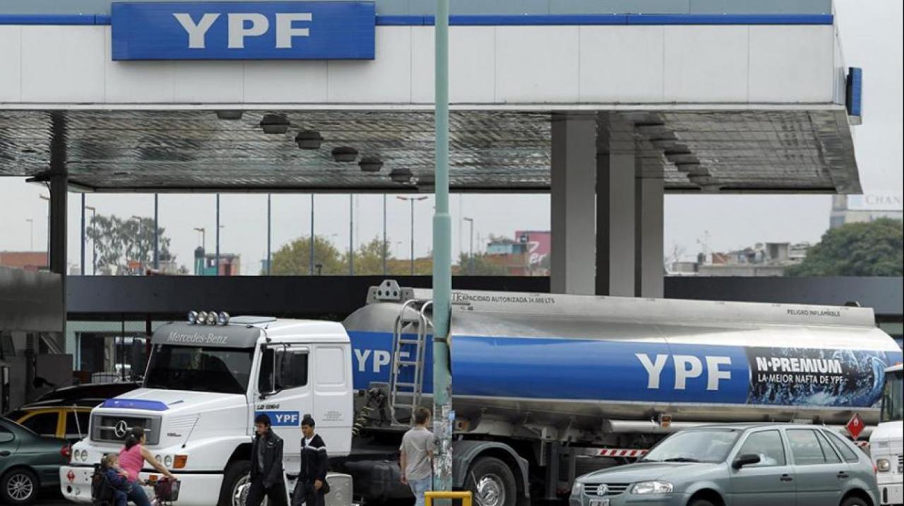 Un camión de combustible de YPF Argentina.