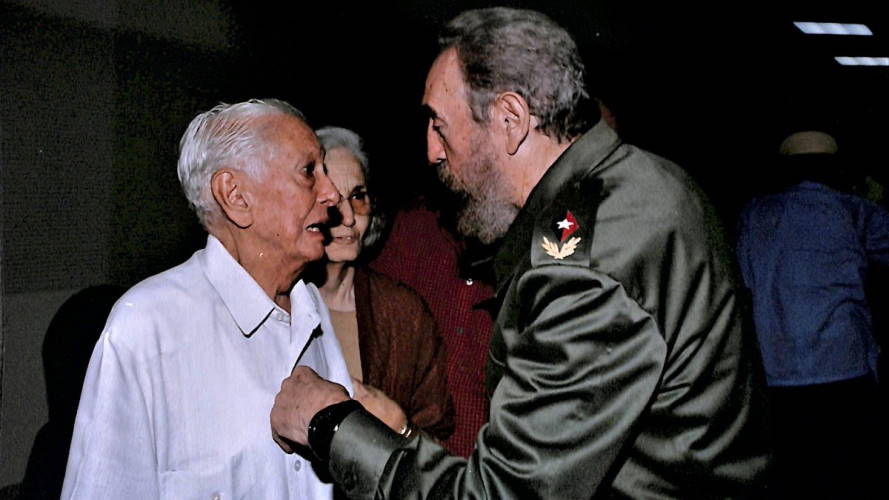 Cintio Vitier y Fidel Castro. En segundo plano, Fina García Marruz.