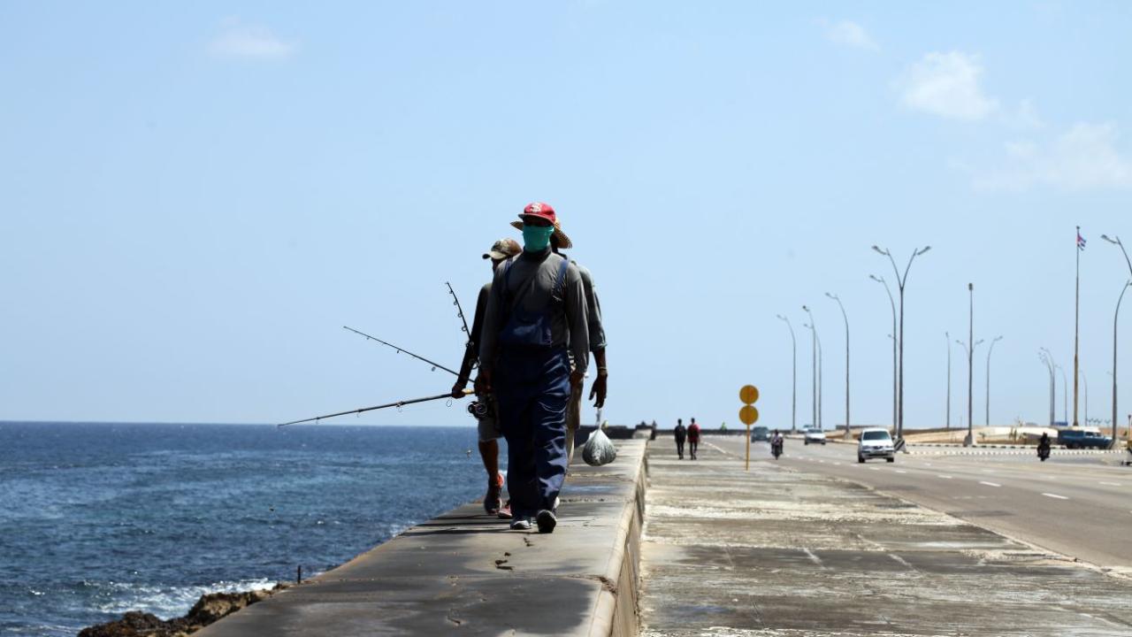 Pescadores en el Malecón de La Habana.
