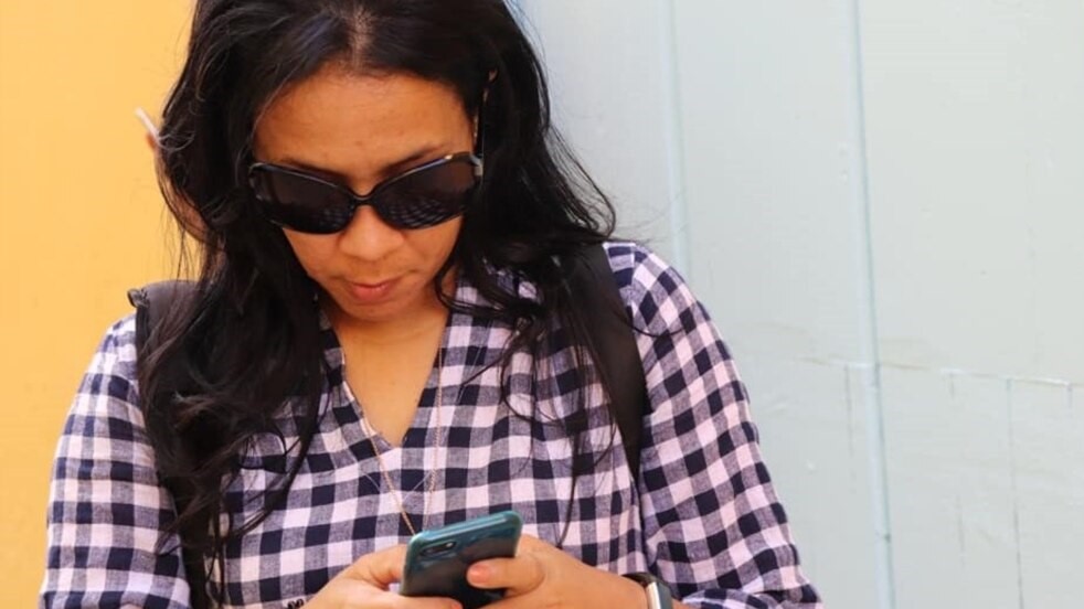 La activista cubana Marthadela Tamayo con un celular.
