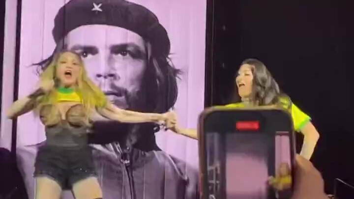 Imagen del Che Guevara en el concierto de Madonna en Brasil.