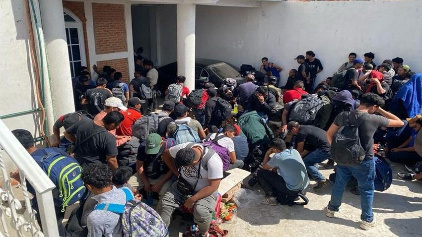 Grupo de migrantes irregulares detenidos rumbo a la frontera sur de EEUU.