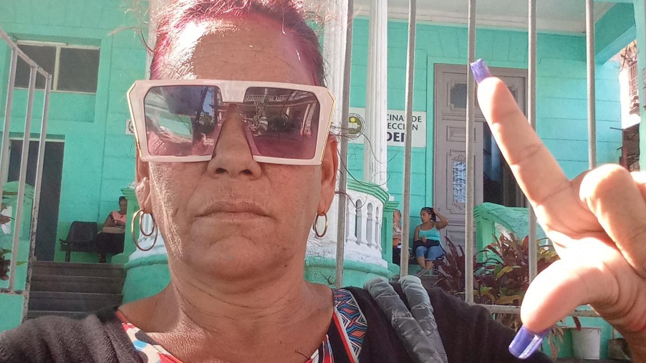 Milagros Rodríguez frente a la Dirección de Establecimientos Penitenciarios, en La Habana.