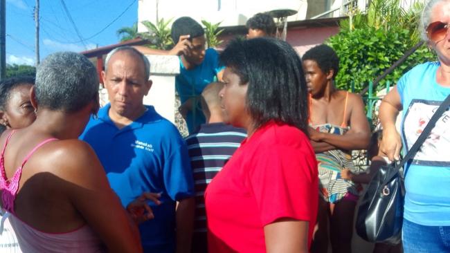 De rojo, Beatriz Johnson, primera secretaria del PCC en Santiago de Cuba, supuestamente intercambiando con quienes protestaban
