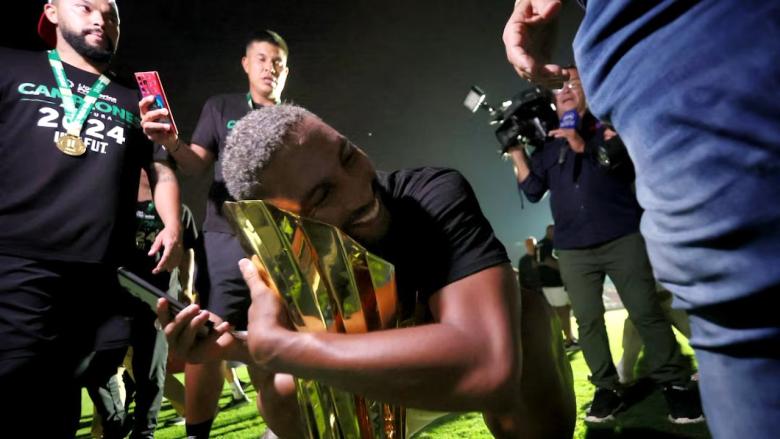 El futbolista cubano Marcel Hern?ndez abraza la Copa del Torneo Apertura 2024 de Costa Rica.