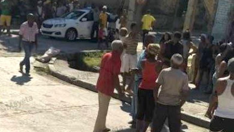 Vecinos observan un operativo policial en Santiago de Cuba.