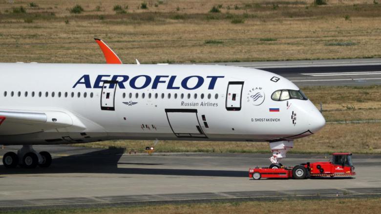 Avi?n de Aeroflot remolcado en un aeropuerto de Francia.