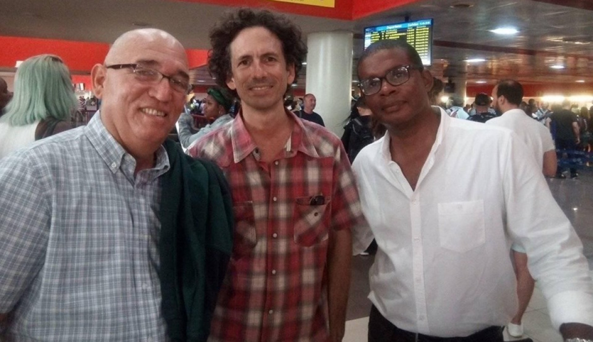 Abdel Legra (I) junto a Boris González y Enix Berrio Sarda en el aeropuerto.