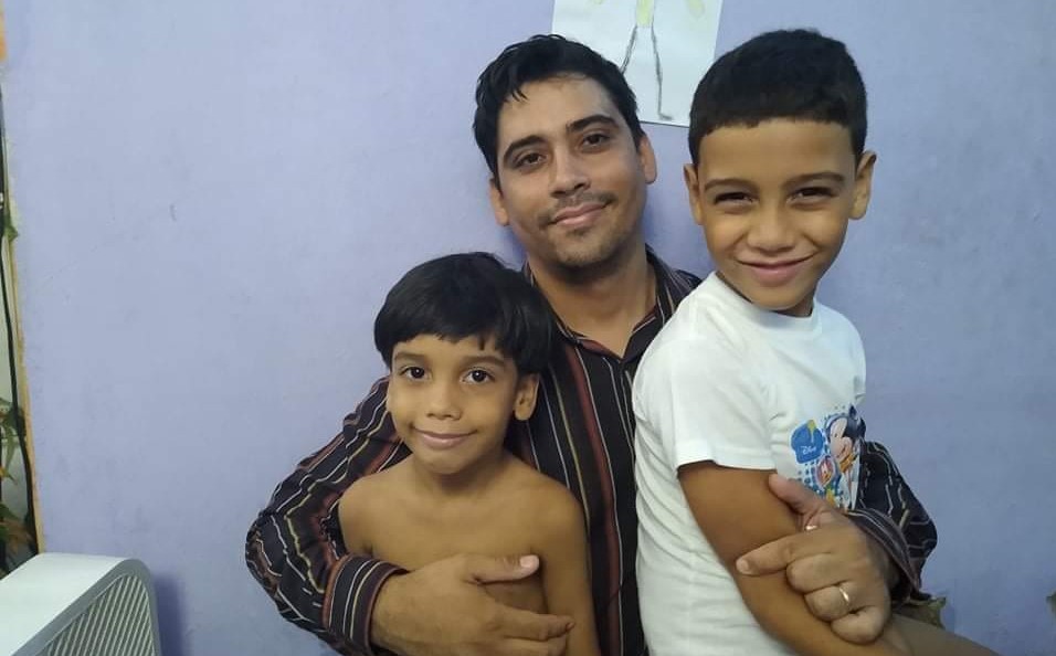 Carlos Amel Oliva Torres junto a sus dos hijos.