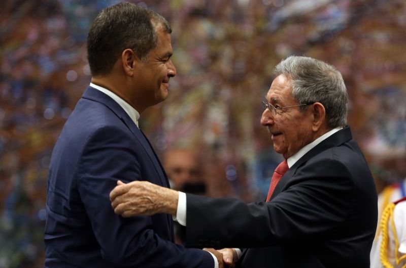 El expresidente de Ecuador Rafael Correa y Raúl Castro.