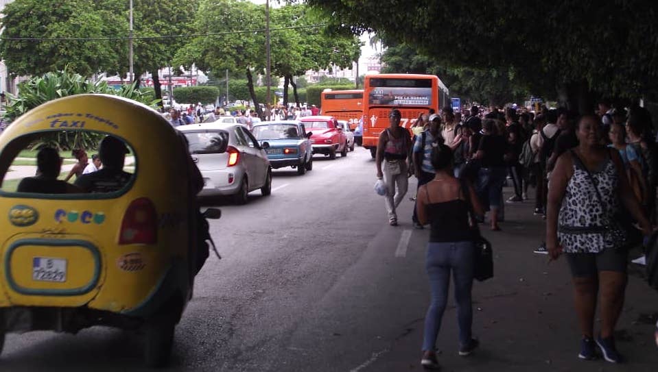 Crisis del transporte en La Habana.