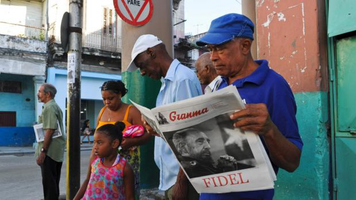 Cubano lee el diario oficial 'Granma'.