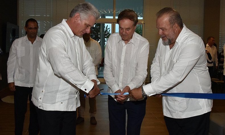 Díaz-Canel corta la cinta de inauguración junto al empresario español Gabriel Escarrer y el ministro de Turismo cubano.
