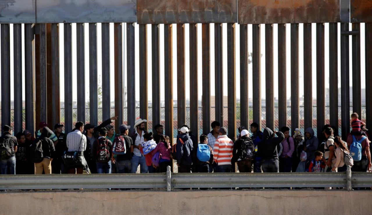 Cola de emigrantes para pedir asilo en EEUU en El Paso del Norte, Ciudad Juárez, el pasado 21 de abril.