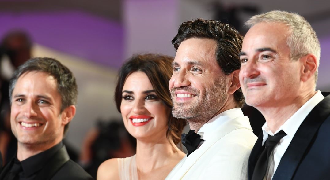 Gael García Bernal, Penélope Cruz, Edgar Ramírez, y el director Olivier Assayas durante el estreno.