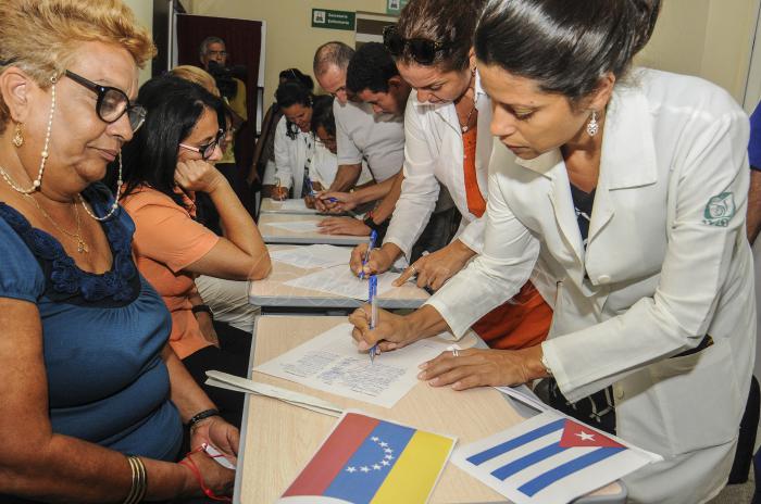 Firmas en apoyo al Gobierno de Nicolás Maduro.