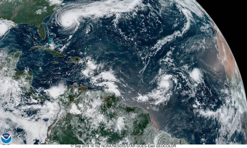 Imagen satelital del paso del huracán Humberto frente a las costas estadounidenses. 