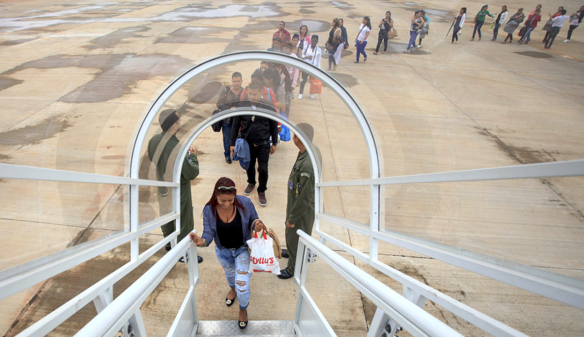 Médicos cubanos suben a un avión en Brasil.