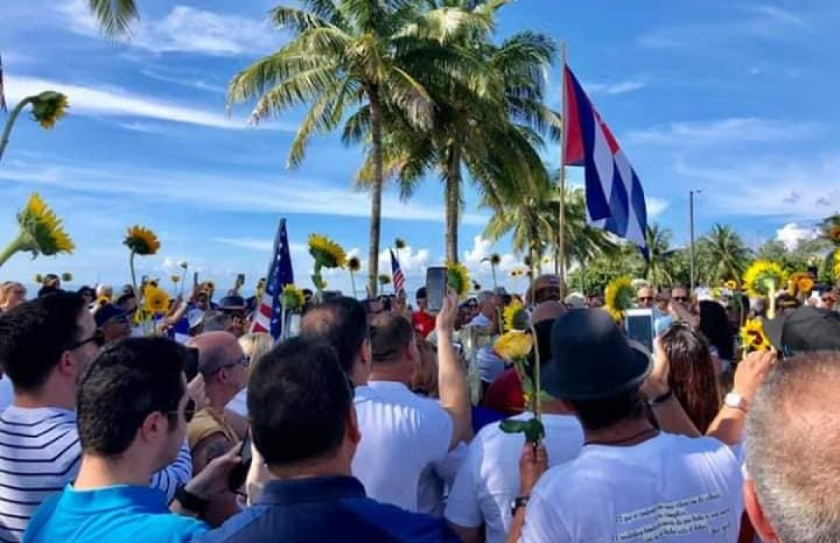 Cubanos se unen a la marcha convocada por UNPACU y Cubadecide en Miami.