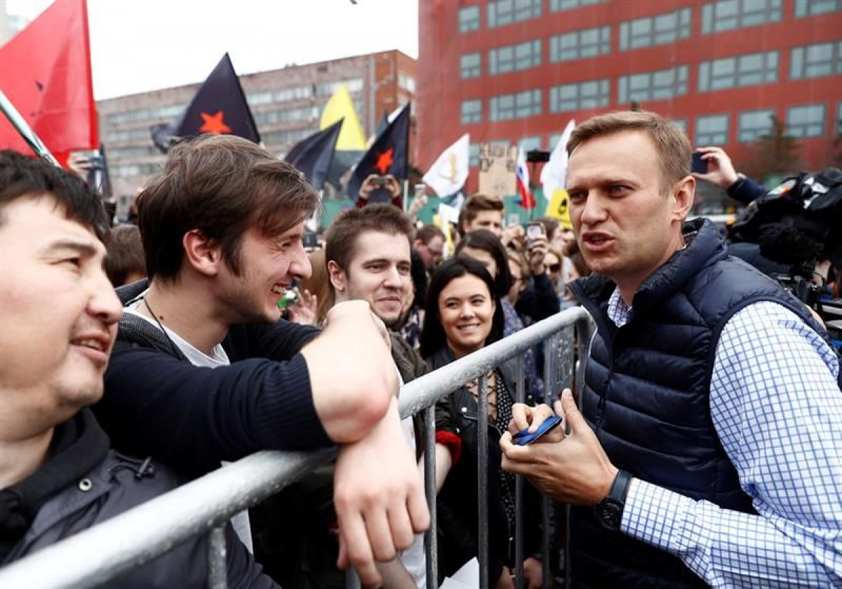 El líder opositor ruso, Alexéi Navalni (d), conversa con manifestantes durante una marcha a favor de la libertad en Internet.