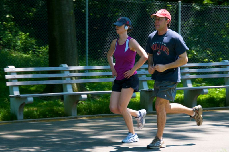 Una pareja hace jogging.