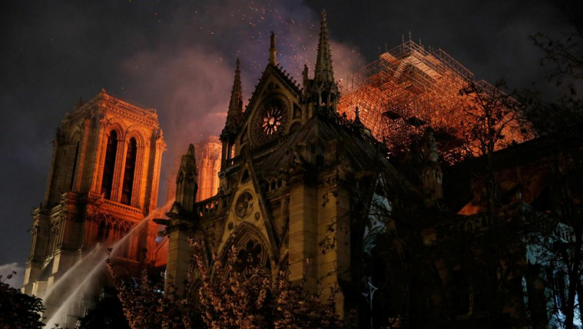 Catedral de Notre-Dame en llamas.