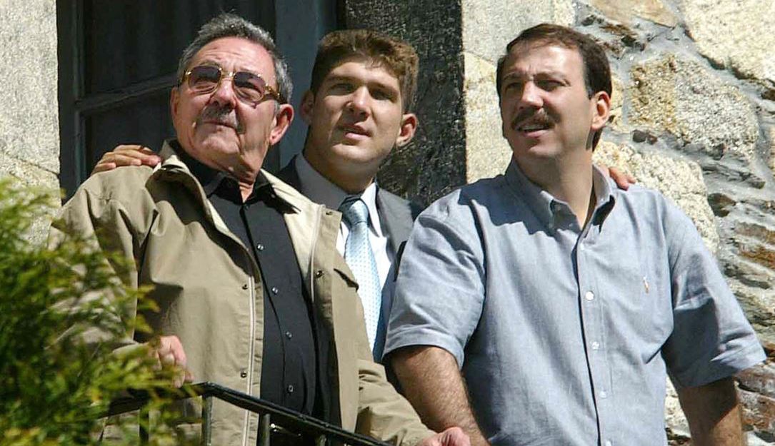 Raúl Castro, su nieto guardaespaldas y su hijo coronel, en Galicia.