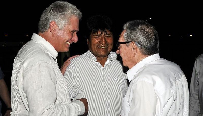 Miguel Díaz-Canel, Evo Morales y Raúl Castro.