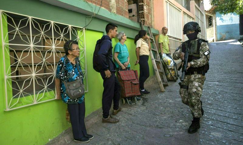 Fuerzas de Acciones Especiales de la Policía en un barrio de Caracas.