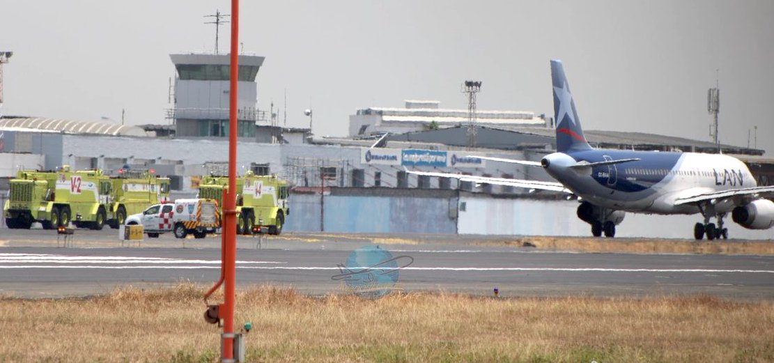 El avión en la pista del aeropuerto de Guayaquil.