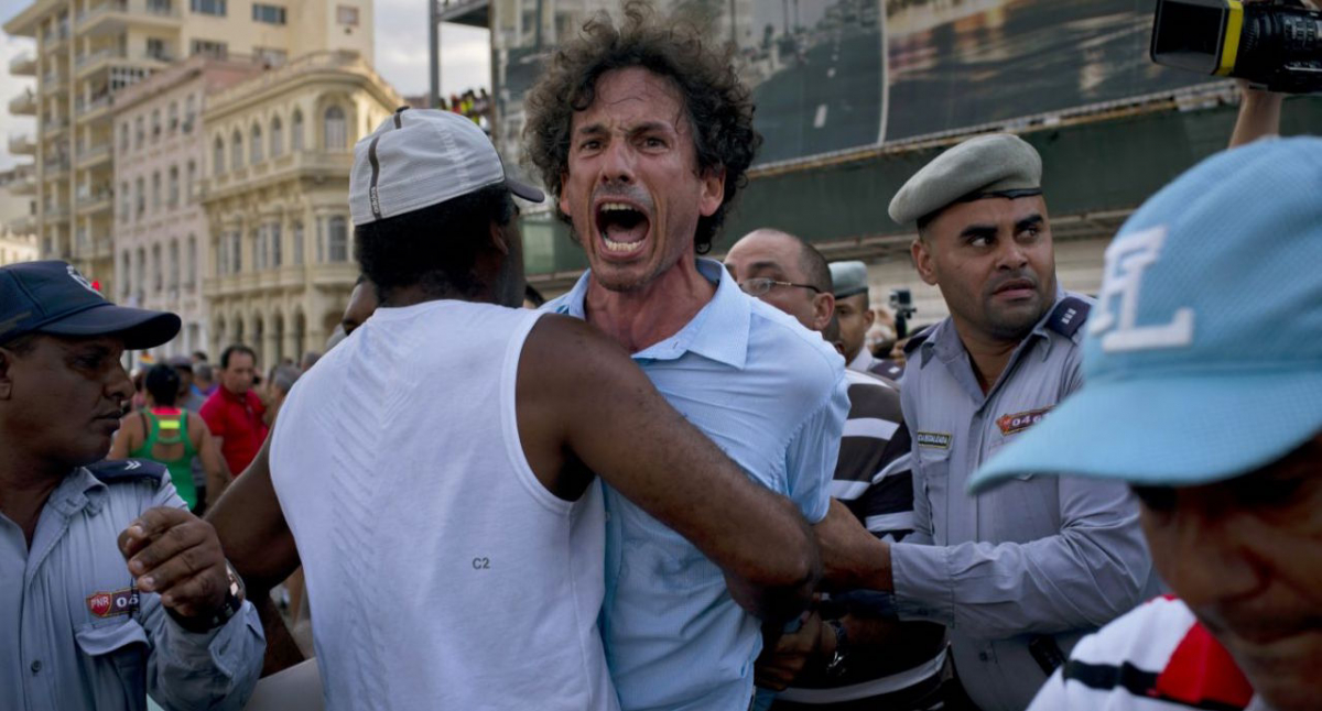 Arresto del periodista Boris González Arenas, quien cubría la marcha para DIARIO DE CUBA.