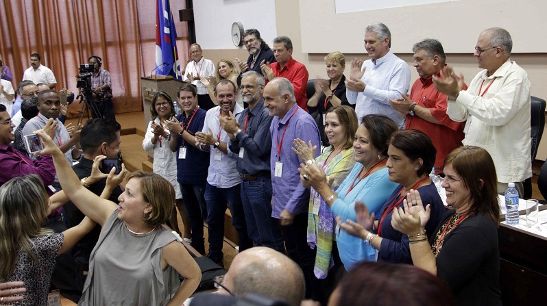 Díaz-Canel y otros miembros del régimen en un congreso de la UPEC.