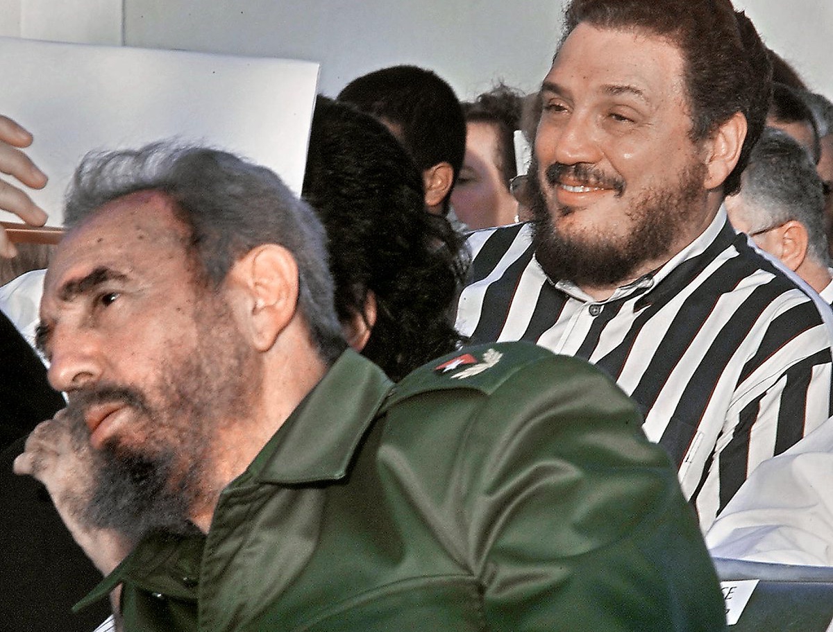 Fidel Castro Díaz-Balart junto a su padre. 