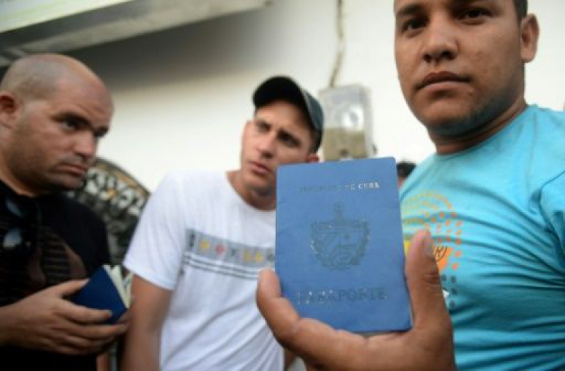 Cubanos con un pasaporte.