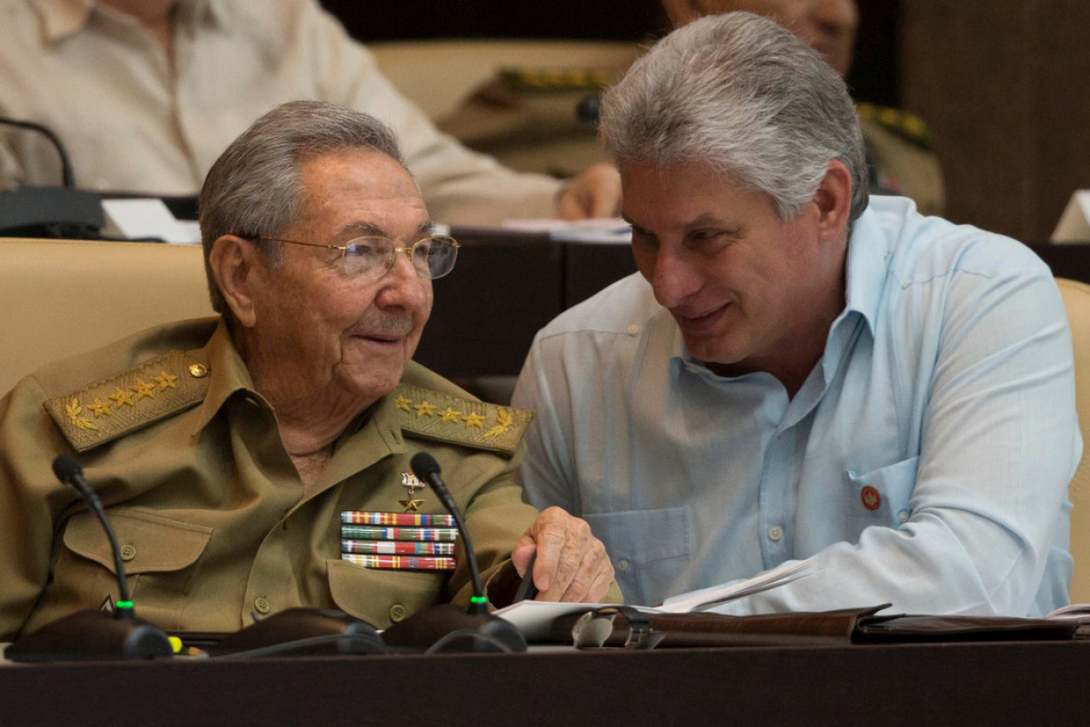 Miguel Díaz-Canel (d) y Raúl Castro.