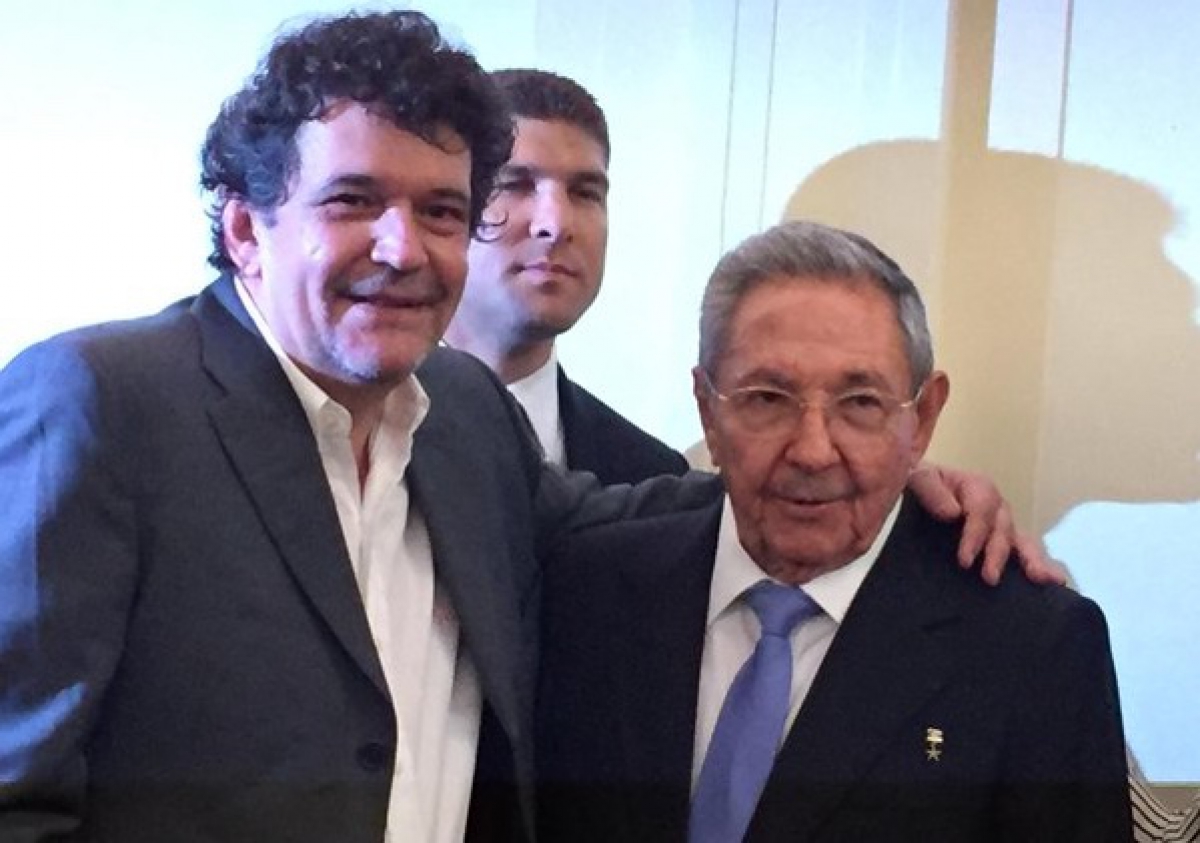 Edmundo García junto a Raúl Castro. 