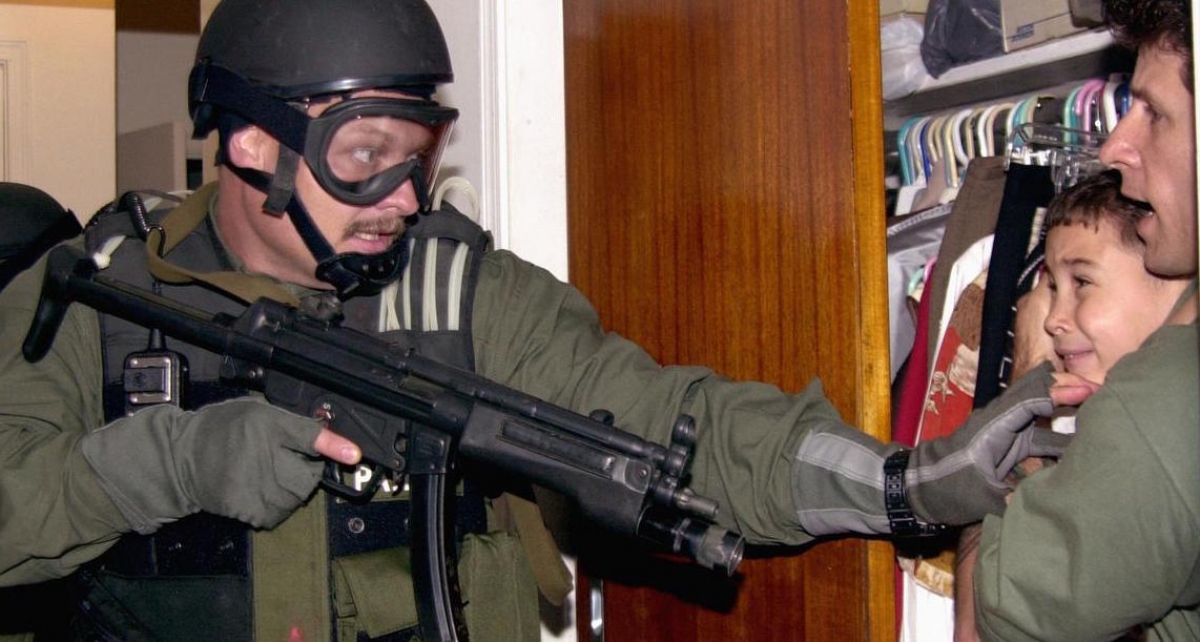 Un agente del Servicio de Inmigración y Naturalización saca a Elián González de casa de sus familiares en Miami, 2000. 