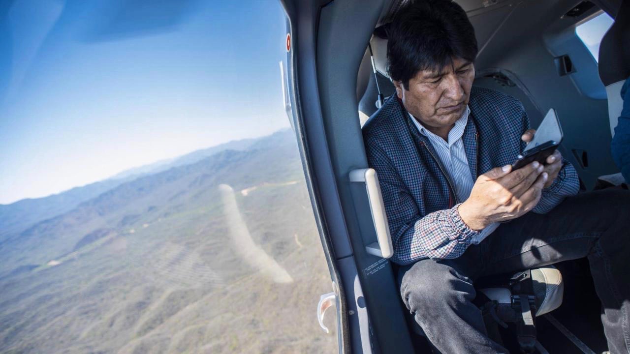 Evo Morales en helicóptero en campaña electoral.