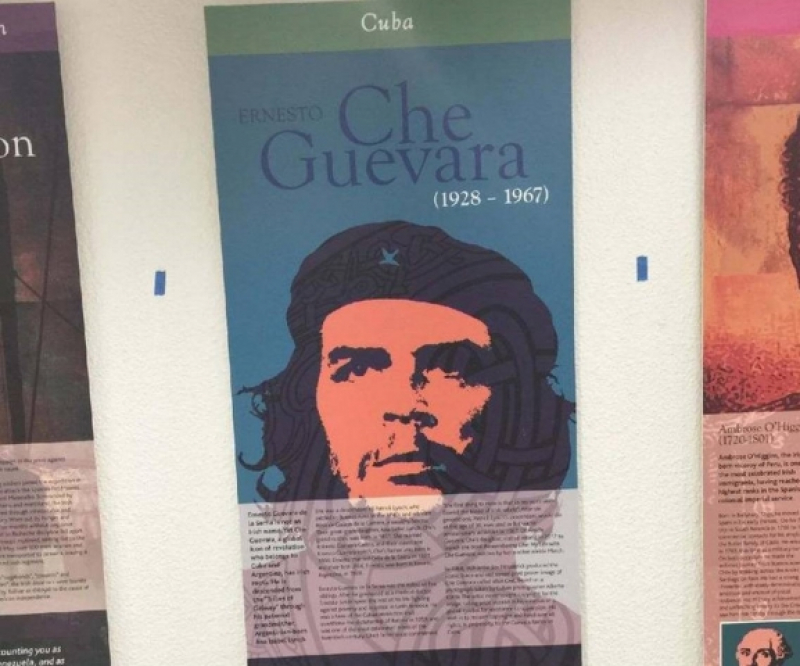Imagen del cartel de Guevara retirado del aeropuerto. 